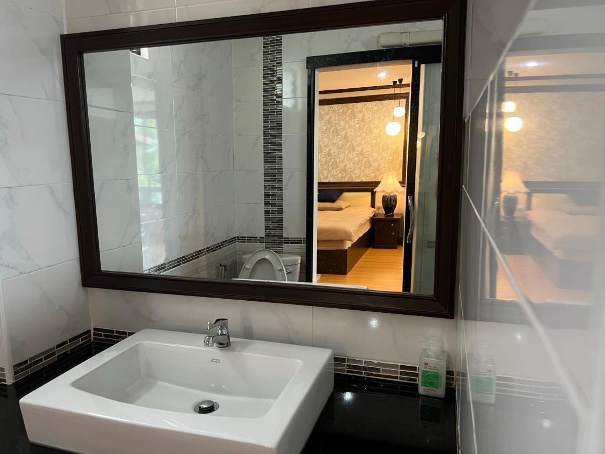 October Hostel Chiangmai Chiang Mai Dış mekan fotoğraf